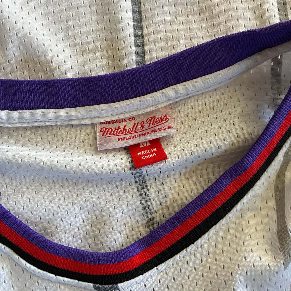 Mitchell & Ness Toronto Raptors 1998-99 Vince Carter Hardwood Classics Jersey - Picture 4 of 5